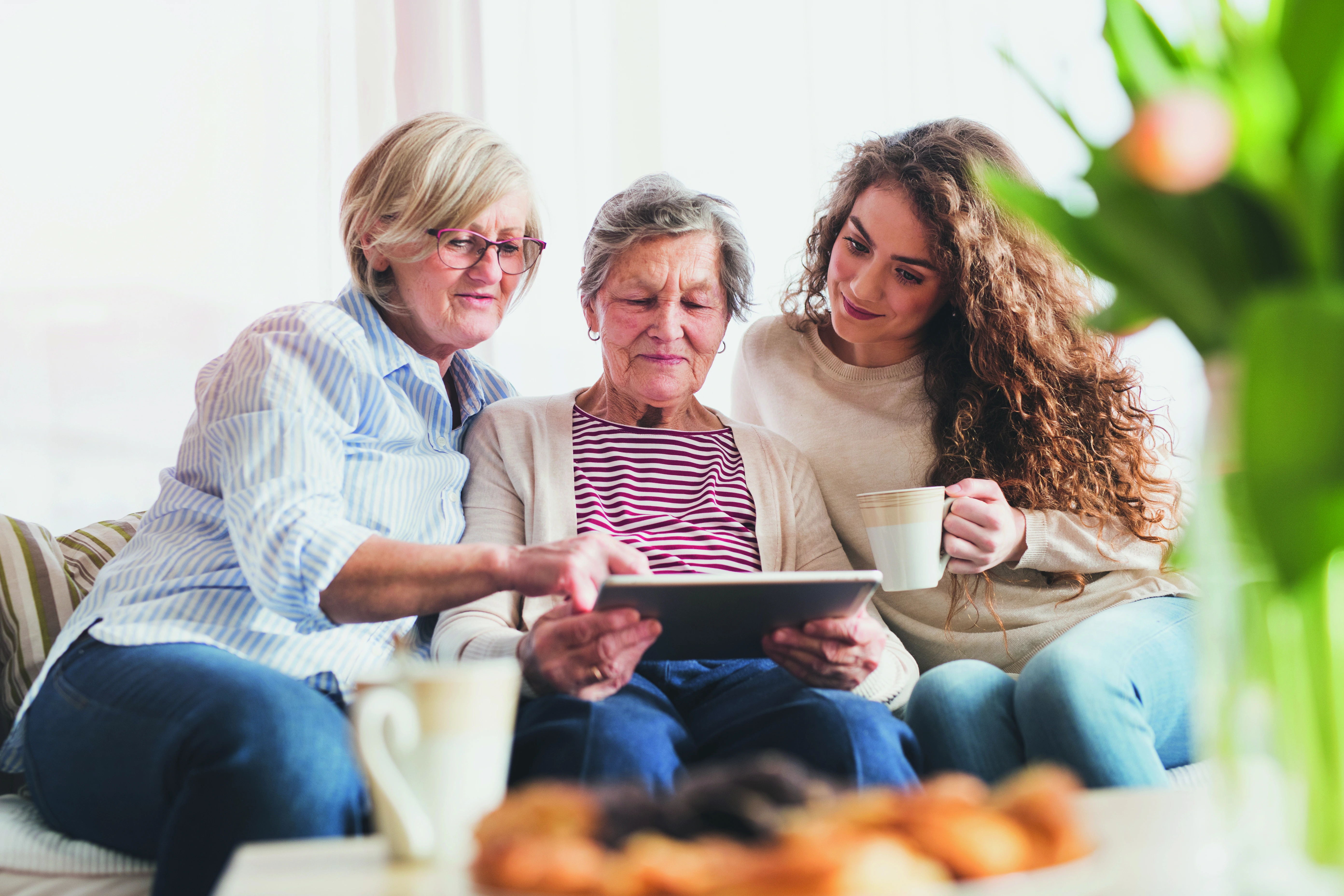 Mehrgenerationen-Familie beim gemeinsamen Geschichtenerzählen